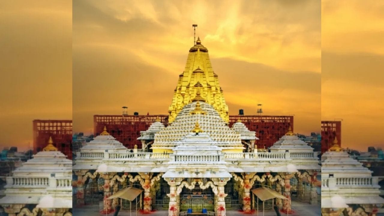 અંબાજી ગુજરાતના બનાસકાંઠા જિલ્લાના દાંતા તાલુકામાં આવેલું એક યાત્રાધામ છે. અંબાજી 51 શક્તિ પીઠો પૈકીનું એક છે. અંબાજી માતા મંદિર ભારતના મુખ્ય પીઠ છે. તે પાલનપુરથી આશરે 65 કિલોમીટર દૂર માઉન્ટ આબુથી 45 કિલોમીટર અને અબુ રોડથી 20 કિલોમીટર અને અમદાવાદથી 185 કિ.મી.દુર આવેલું છે.