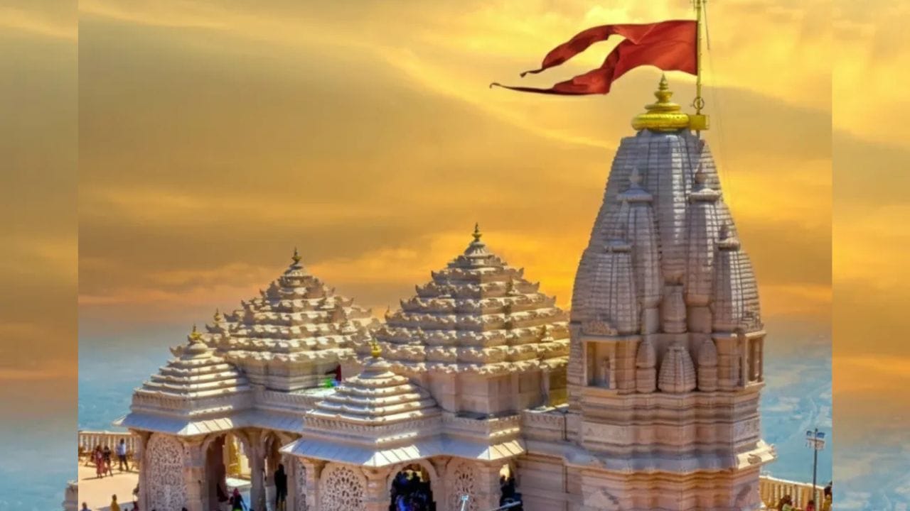 પાવાગઢ ભારત દેશના પશ્ચિમ ભાગમાં આવેલા ગુજરાત રાજ્યના પંચમહાલ જિલ્લામાં આવેલા હાલોલ નજીક આવેલો એક ડુંગર છે. આ ડુંગરની ટોચ પર આવેલા મહાકાળી માતાના મંદિરને કારણે આ સ્થળ ગુજરાતનાં પવિત્ર યાત્રાધામ પૈકીનું એક તીર્થસ્થળ ગણાય છે. ચૈત્રી તેમજ આસોની નવરાત્રિના નવ દિવસોમાં અહીં સૌથી વધુ લોકો દર્શનાર્થે આવે છે. એક માન્યતા મુજબ પાવાગઢનો સમાવેશ માતાજીની શક્તિપીઠોમાં થાય છે અને અહીં સતિનાં સ્તનનો ભાગ પડ્યો હોવાનું કહેવામાં આવે છે.