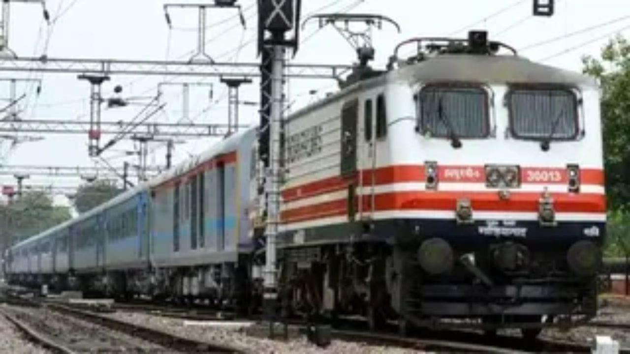 આ જ કારણ છે કે, ભારતીય રેલવેને ગ્રીન ટ્રાન્સપોર્ટેશનનો આધાર માનવામાં આવે છે. ભારતીય રેલવે હવે ફક્ત વીજળીકરણ સુધી મર્યાદિત નથી. દેશભરના 2,626 રેલવે સ્ટેશનો પર 898 મેગાવોટ સૌર ઊર્જા પણ કાર્યરત કરવામાં આવી છે. સરકાર વર્ષ 2030 સુધીમાં ભારતીય રેલવેને નેટ-ઝીરો કાર્બન એમિટર બનાવવાનું લક્ષ્ય રાખે છે.