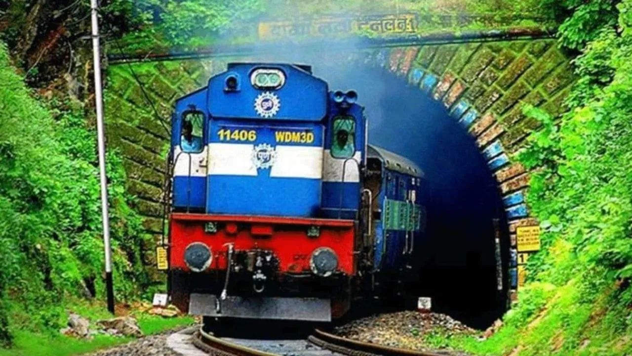 આ સિદ્ધિનો સૌથી મોટો ફાયદો પર્યાવરણને થશે. મળતી માહિતી અનુસાર, 'રેલ પરિવહન' રોડ ટ્રાન્સપોર્ટ કરતાં લગભગ 89 ટકા ઓછો કાર્બન ડાયોક્સાઇડ ઉત્સર્જન કરે છે. વધુમાં જ્યાં એક ટન માલને એક કિલોમીટર સુધી રસ્તા દ્વારા પરિવહન કરવાથી 101 ગ્રામ કાર્બન ડાયોક્સાઇડ ઉત્સર્જન થાય છે, જ્યારે રેલ દ્વારા તે જ ઉત્સર્જન ફક્ત 11.5 ગ્રામ છે.