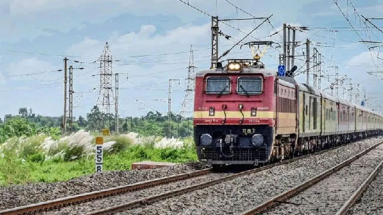 રેલવે મંત્રાલયના જણાવ્યા અનુસાર, બ્રિટનમાં ફક્ત 39 ટકા, રશિયામાં 52 ટકા અને ચીનમાં 82 ટકા રેલવે નેટવર્કનું વીજળીકરણ થયું છે, જ્યારે ભારત લગભગ 100 ટકાના લક્ષ્ય સુધી પહોંચી ગયું છે. છેલ્લા દાયકામાં આ પરિવર્તન ઝડપી ગતિએ થયું છે. વર્ષ 2014 અને 2025 ની વચ્ચે 46,900 રૂટ કિલોમીટર રેલવે લાઇનનું વીજળીકરણ કરવામાં આવ્યું હતું, જે પાછલા 60 વર્ષમાં પ્રાપ્ત થયેલ કુલ વીજળીકરણ કરતા બમણાથી વધુ છે.