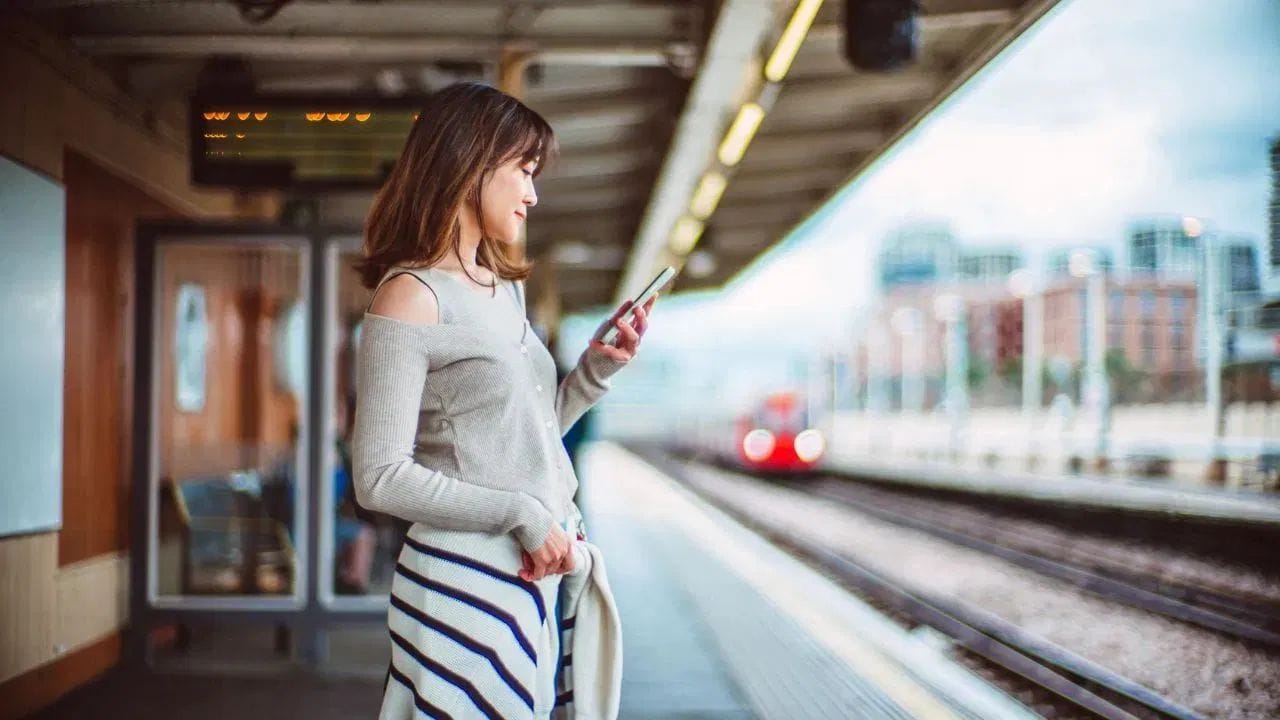 આ સિવાય ભારતમાં તમને ઘણા અનોખા રેલવે સ્ટેશનો મળશે, જેના વિશે સાંભળીને જ તમે આશ્ચર્યચકિત થઈ જશો. ઉદાહરણ તરીકે, નવાપુર એક એવું સ્ટેશન છે, જે મહારાષ્ટ્ર અને ગુજરાત બંનેમાં આવેલું છે. ભારતમાં અટારી જેવા સ્ટેશનો પણ છે, જેના માટે વિઝા જરૂરી છે. ભારતમાં 28 અક્ષરોવાળું રેલવે સ્ટેશન પણ છે, જેને "વેંકટનારશિમહારાજુવારીપેટા" કહેવામાં આવે છે. તમને લખનૌ સિટી સ્ટેશન પણ મળશે, જે સંપૂર્ણપણે મહિલાઓ દ્વારા સંચાલિત છે, જે તેને અપવાદરૂપ બનાવે છે અને પ્રવાસીઓ માટે એક અનોખો અનુભવ પ્રદાન કરે છે.