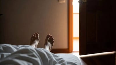 ભારતમાં આપણે ઘરના બાંધકામથી લઈને ઘરગથ્થુ વસ્તુઓ મૂકવા સુધીની દરેક બાબતમાં વાસ્તુશાસ્ત્રનો ઉપયોગ કરીએ છીએ. જો કે, જ્યારે સૂવાની વાત આવે છે, ત્યારે આપણે ઘણીવાર વાસ્તુશાસ્ત્રનો વિચાર કર્યા વિના કોઈપણ દિશામાં પગ રાખીને સૂઈ જઈએ છીએ, જે અત્યંત ખોટું છે.