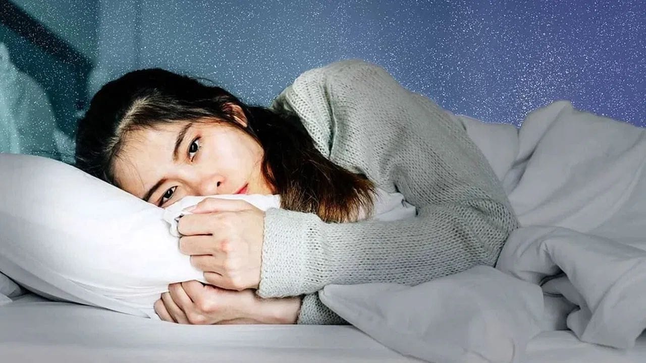 પૂર્વ તરફ પગ રાખીને સૂવું એ સૂર્ય દેવનો અનાદર માનવામાં આવે છે. એવું કહેવાય છે કે, આમ કરવાથી શુભ કાર્યોમાં અવરોધ આવે છે અને ભાગ્ય સાથ આપતું નથી. બીજું કે, આનાથી માનસિક ચિંતા પણ વધે છે.