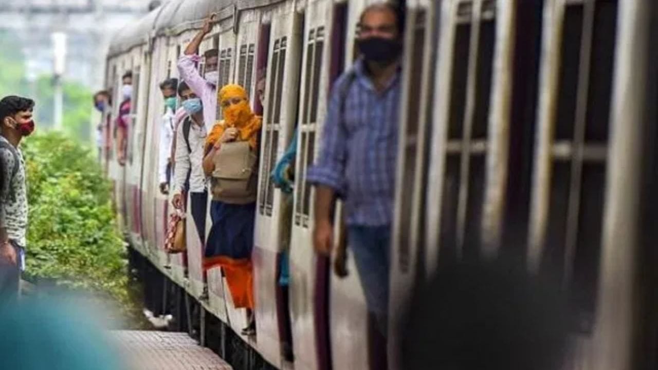 રેલવેએ Unauthorized Agents પર કડક પકડ બનાવી છે. વાત એમ છે કે, હવે તત્કાલ ટિકિટ વિંડો ખુલ્યા પછીના પહેલા 30 મિનિટ સુધી એજન્ટ બુકિંગ કરી શકશે નહીં. AC ક્લાસ માટે આ પ્રતિબંધ સવારે 10:00 થી 10:30 સુધી રહેશે, જ્યારે Non-AC ક્લાસમાં 11:00 થી 11:30 સુધી આ પ્રતિબંધ રહેશે. રેલવે અનુસાર, આનાથી સામાન્ય મુસાફરોને સવારના પહેલા સ્લોટમાં કન્ફર્મ ટિકિટ મેળવવાની વધુ સારી તક મળશે.