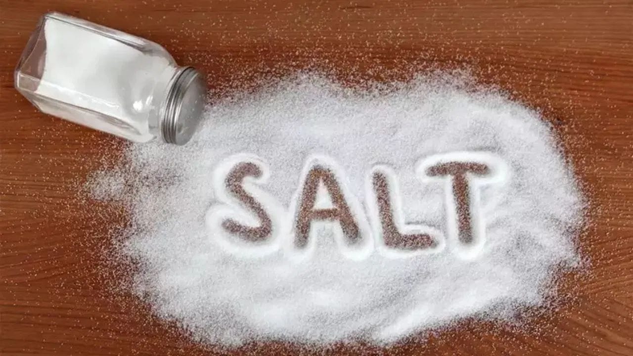 ઘરની ઉત્તર દિશામાં કાચના વાસણમાં મીઠું રાખવાથી વાસ્તુ દોષ દૂર થાય છે. ધ્યાન રાખો કે, દર 3 દિવસે વાસણમાં પાણી બદલો અને મીઠું ઉમેરો. એવું માનવામાં આવે છે કે, મીઠું નકારાત્મક ઉર્જા શોષી લે છે.