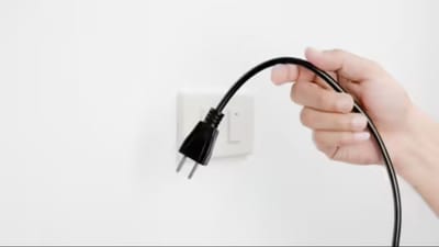 જો તમારું વીજળીનું બિલ વધારે આવતુ હોય, તો તેની પાછળ જવાબદાર તમારો ઈલેક્ટ્રિશીટીનો યુઝ વધારે હોઈ શકે છે, પણ જો તમે વધારે ઈલેક્ટ્રિશિટીનો ઉપયોગ ના કરતા હોવ તેમ છત્તા તમારી વીજળીનું બિલ વાધારે આવે છે તો તેના પાછળ જવાબદાર રાતે સૂતી વખતે પણ સોકેટમાં પ્લગ કરેલ વસ્તુઓ હોય શકે છે. કેટલાક ઉપકરણો અને ગેજેટ્સ તમારા વીજળીના બિલને અસર કરે છે. આથી સૂતા પહેલા તમારે આ ગેજેટ્સને અનપ્લગ કરવા જરુરી છે ત્યારે ચાલો જાણીએ તે કયા ઉપકરણ છે. 