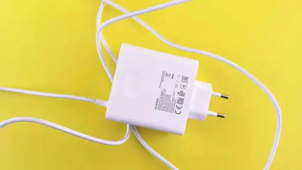 ફોન અથવા લેપટોપ ચાર્જરને અનપ્લગ કરો: ઘણીવાર એવું જોવા મળે છે કે લોકો ઘરે રાતે સૂતા સમયે તેમના મોબાઇલ અથવા લેપટોપ ચાર્જરને ચાર્જમાં મુકીને સૂઈ જાય છે અને સવારે બંધ કરે છે. આમ કરવાથી ચાર્જર ઓછી માત્રામાં વીજળીનો વપરાશ કરવાનું ચાલુ રાખે છે. વધુમાં, ચાર્જરમાં આગ લાગવા અને બ્લાસ્ટ થવા જેવી ઘટનાઓ પણ બની શકે છે. આવી પરિસ્થિતિઓમાં, સૂતા પહેલા બધા ચાર્જર્સને અનપ્લગ કરવાથી તમને વીજળીના બીલમાં પણ ઘટાડો થાય છે.