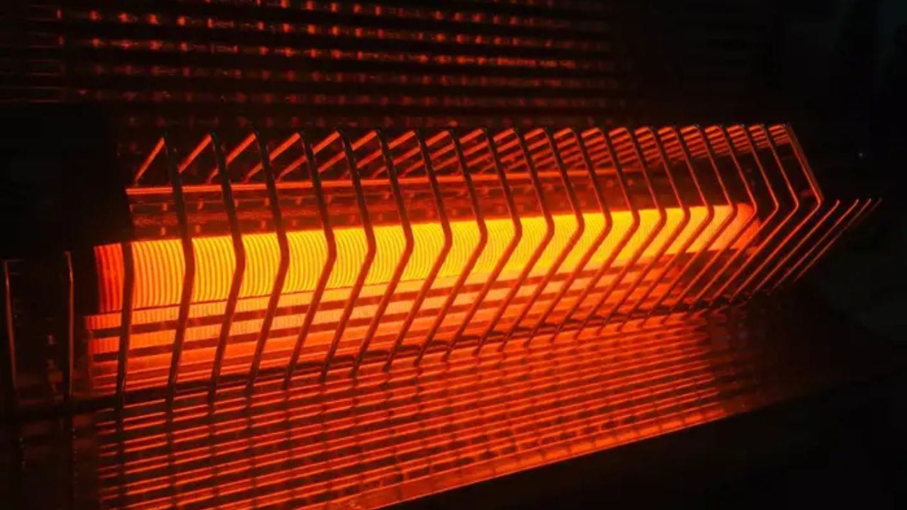 શિયાળા દરમિયાન ઘરોમાં ગીઝર હીટરનો ઉપયોગ: લોકો ઘણીવાર આ ઉપકરણોના પ્લગને સોકેટમાં પ્લગ કરેલા છોડી દે છે. ધ્યાનમાં રાખો કે આ ઉપકરણો ઉચ્ચ વોલ્ટેજનો ઉપયોગ કરે છે, અને તેમને પ્લગ ઇન રાખવાથી તમારું વીજળી બિલ વધી શકે છે એટલું જ નહીં પણ ખતરનાક પણ બની શકે છે. હીટર ચાલુ હોવાથી ગૂંગળામણ અને ગીઝર ચાલુ રાખવાથી ફાટવાના બનાવો સામાન્ય છે. તેથી, આ ઉપકરણોને સોકેટની બહાર રાખવા એ સમજદારીભર્યું છે.