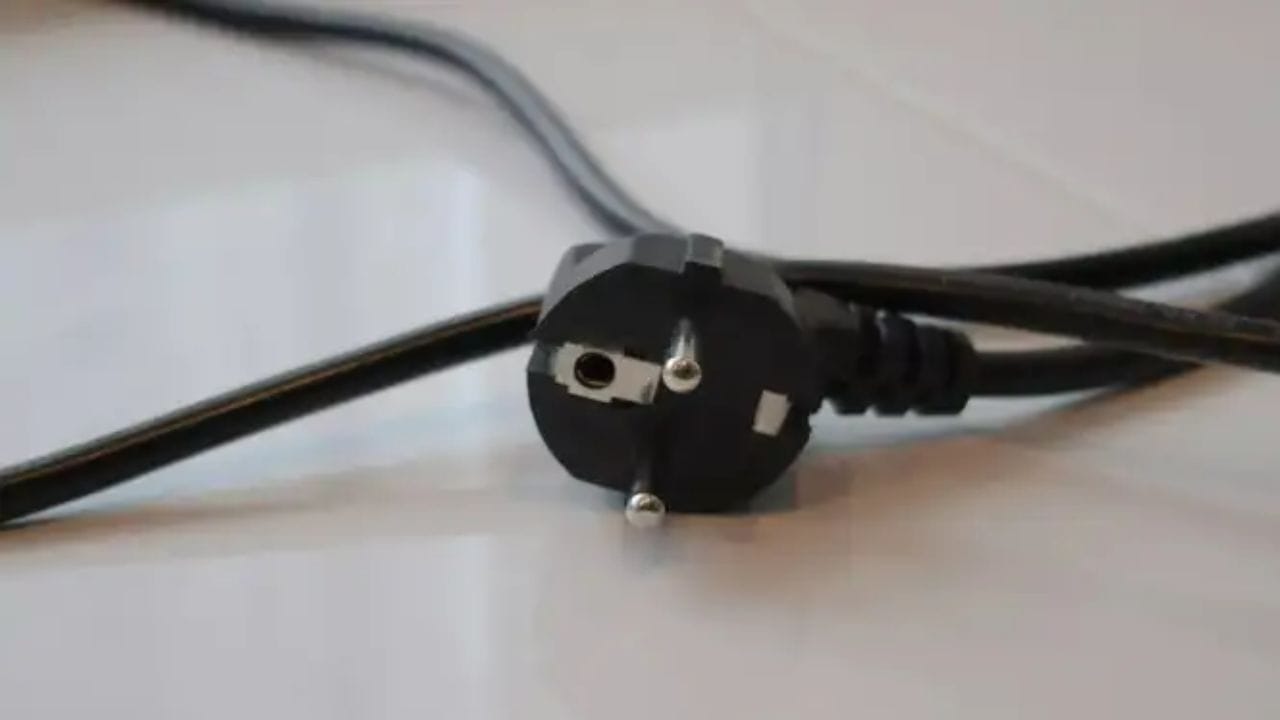 એક્સ્ટેંશન કોર્ડ અને મલ્ટિપ્લગ અનપ્લગ કરો: ઘણીવાર, જ્યારે સોકેટ્સ દુર્લભ હોય અથવા કાર્યક્ષેત્રથી દૂર હોય, ત્યારે લોકો એક્સ્ટેંશન કોર્ડ અથવા મલ્ટિપ્લગનો ઉપયોગ કરે છે. જો કે, આ એક્સટેન્શન કોર્ડ અને મલ્ટિપ્લગને ઉપયોગ પછી તરત જ અનપ્લગ કરવા જોઈએ. ઘણા બધા ઉપકરણોને એક જ પ્લગ સાથે કનેક્ટ કરવાથી ઉપકરણ પરનો ભાર વધે છે, અને તેમના માટે વધુ ગરમ થવું સામાન્ય છે. તેથી, તેમને પ્લગ ઇન રાખવા એ તમારા વીજળી બિલ અથવા તમારા ઘરની સલામતી માટે સારું નથી.