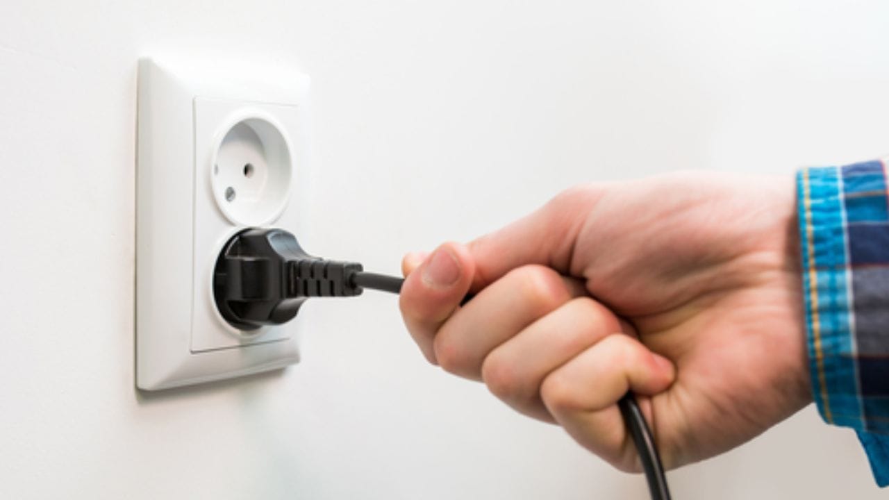 આમ કરવાના ત્રણ ફાયદા થશે. સૌથી સીધો ફાયદો તમારું વીજળી બિલ પર આવશે, બીજો ફાયદો તમારી ઊંઘ અને સ્વાસ્થ્ય છે, અને તે તમારા ગેજેટ્સ અને ઉપકરણોનું આયુષ્ય પણ લાંબુ થશે 