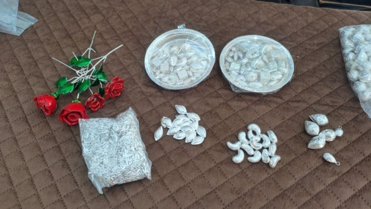 ચાંદીના વાસણમાં ચોખા - ઉપરાંત, ઉત્તર દિશામાં ચાંદીનો વાસણ ચોખાથી ભરેલો રાખો. ખાતરી કરો કે ચોખા આખા છે અને તૂટેલા નથી. આ પૈસા કમાવવાની નવી તકો ખોલે છે.