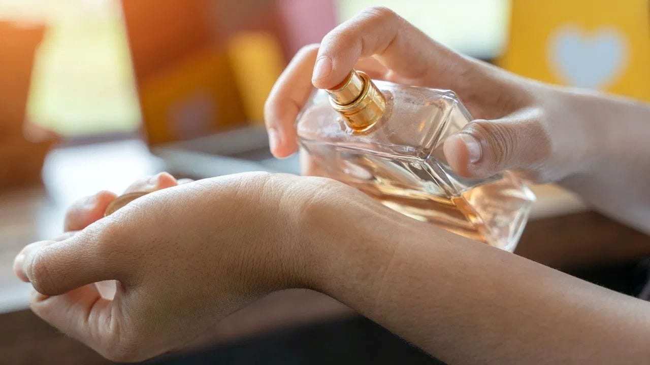 કબાટમાં અત્તર કે પરફ્યુમ ન રાખો: કબાટમાં ભૂલથી પણ અત્તર કે પરફ્યુમ ન રાખો. આનાથી વાસ્તુ દોષ લાગી શકે છે. જો તમારા કબાટમાં સુગંધિત પરફ્યુમ હોય, તો તે તમારી સંપત્તિનો બગાડ કરી શકે છે અને સ્વાસ્થ્ય સમસ્યાઓનું કારણ પણ બની શકે છે.