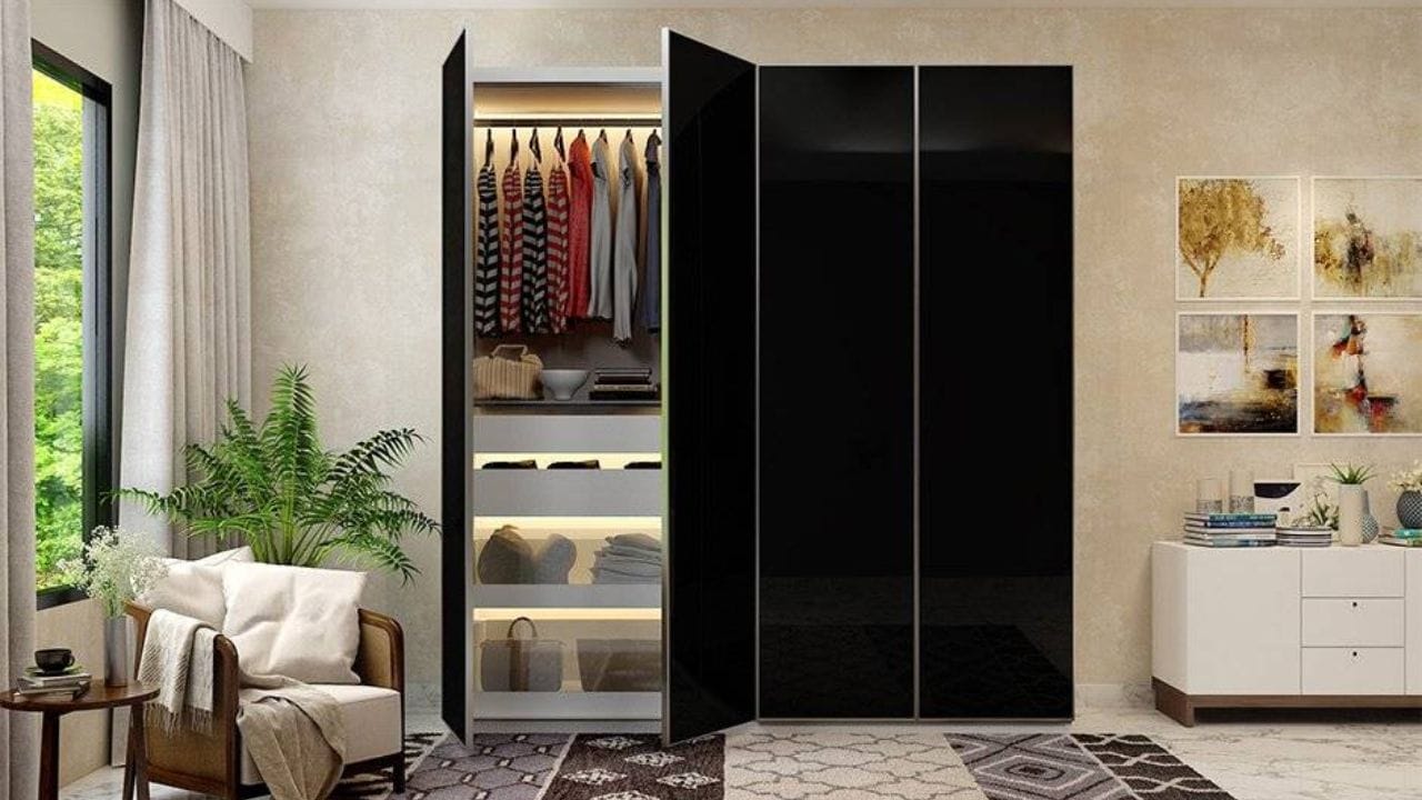 કબાટમાં કાળા કપડાં ન રાખો: વાસ્તુ અનુસાર, કબાટમાં કાળી વસ્તુઓ રાખવાનું ટાળો, જેમ કે કાળું પર્સ કે કાળી બેગ. ઉપરાંત, કાળા કપડામાં પૈસા લપેટવાનું ટાળો. આનાથી ધનની ખોટ થાય છે અને સુખનો માર્ગ અવરોધાય છે.