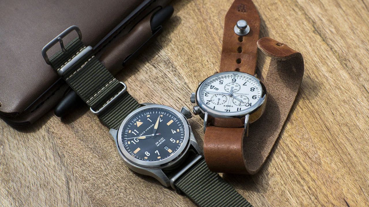 ઘડિયાળ: ઘડિયાળોને સમય અને જીવનના પ્રવાહનું પ્રતીક માનવામાં આવે છે. વપરાયેલી ઘડિયાળ આપવાથી સંબંધોમાં અંતર અને જીવનમાં અવરોધો આવે છે તેવું માનવામાં આવે છે.
