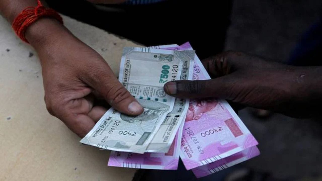 RBI અનુસાર, તમારી બેંકની કોઈપણ શાખાની મુલાકાત લો, ભલે ત્યાં તમારું ખાતું ન હોય અથવા તે તમારી નિયમિત શાખા ન હોય. તમારા KYC દસ્તાવેજો, જેમાં આધાર, પાસપોર્ટ, મતદાર ID કાર્ડ અથવા ડ્રાઇવિંગ લાઇસન્સનો સમાવેશ થાય છે, નિર્ધારિત ફોર્મ સાથે સબમિટ કરો. 