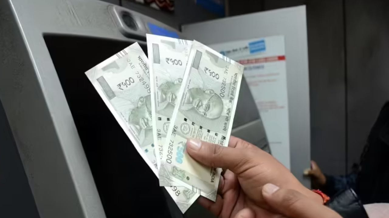 RBI ના નિયમો અનુસાર, જો સતત બે વર્ષ સુધી બેંક ખાતામાં કોઈ વ્યવહારો ન થાય, તો તે ખાતું નિષ્ક્રિય (નિષ્ક્રિય) ની શ્રેણીમાં આવે છે. દરમિયાન, એવા ખાતાઓમાં જ્યાં 10 વર્ષથી વધુ સમય સુધી થાપણો માટે કોઈ દાવો કરવામાં આવતો નથી, બેંકો ભંડોળ RBI ના ડિપોઝિટર એજ્યુકેશન એન્ડ અવેરનેસ (DEA) ફંડમાં ટ્રાન્સફર કરે છે. 