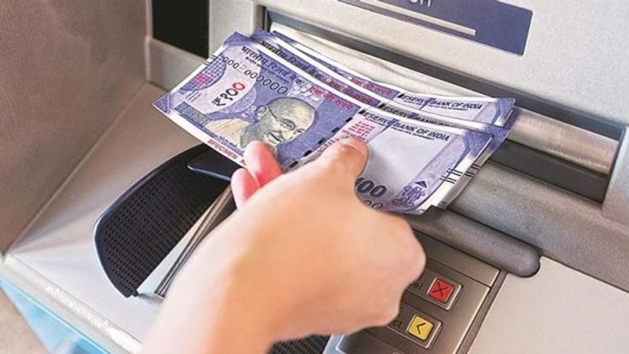 જો તમે વર્ષોથી બેંક ખાતાનો ઉપયોગ નથી કર્યો અને અચાનક યાદ આવે છે કે તેમાં પૈસા છે, તો ગભરાવાની જરૂર નથી. ઘણીવાર, નોકરી બદલ્યા પછી, શહેર બદલ્યા પછી, અથવા નવું ખાતું ખોલ્યા પછી, લોકો તેમના જૂના ખાતાને ભૂલી જાય છે, તેને નિષ્ક્રિય ખાતું બનાવે છે. આવી સ્થિતિમાં, લોકો ધારે છે કે તે ખાતામાંથી પૈસા ઉપાડવા મુશ્કેલ બનશે. જો કે, ભારતીય રિઝર્વ બેંક (RBI) એ આવા નિષ્ક્રિય બેંક ખાતાઓમાંથી પૈસા ઉપાડવાની એક સરળ રીત પ્રદાન કરી છે, જેનાથી તમે કોઈપણ મુશ્કેલી વિના તમારી થાપણો પાછી મેળવી શકો છો.