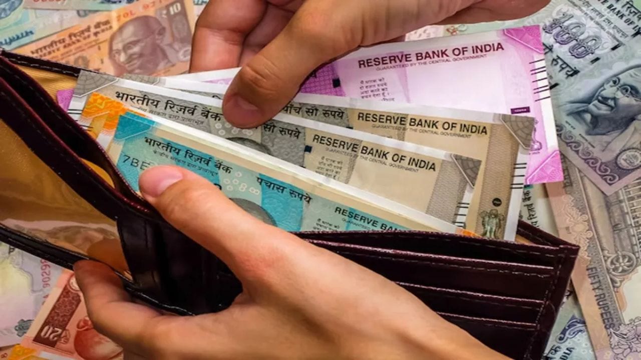 RBI ના UDGAM પોર્ટલનો ઉપયોગ કરીને તમે સરળતાથી શોધી શકો છો કે તમારા નામે કોઈ બિનદાવા કરાયેલી થાપણો છે કે નહીં. આ કરવા માટે, જરૂરી માહિતી દાખલ કરો, જેમ કે તમારું નામ, બેંકનું નામ, PAN નંબર અને જન્મ તારીખ. થોડીવારમાં, તમે ચકાસી શકો છો કે કોઈ બેંકમાં તમારા નામે બિનદાવા કરાયેલી થાપણો છે કે નહીં, જેનાથી જૂના અથવા ભૂલી ગયેલા ખાતાઓમાંથી પૈસા શોધવા અને પુનઃપ્રાપ્ત કરવાનું સરળ બને છે.