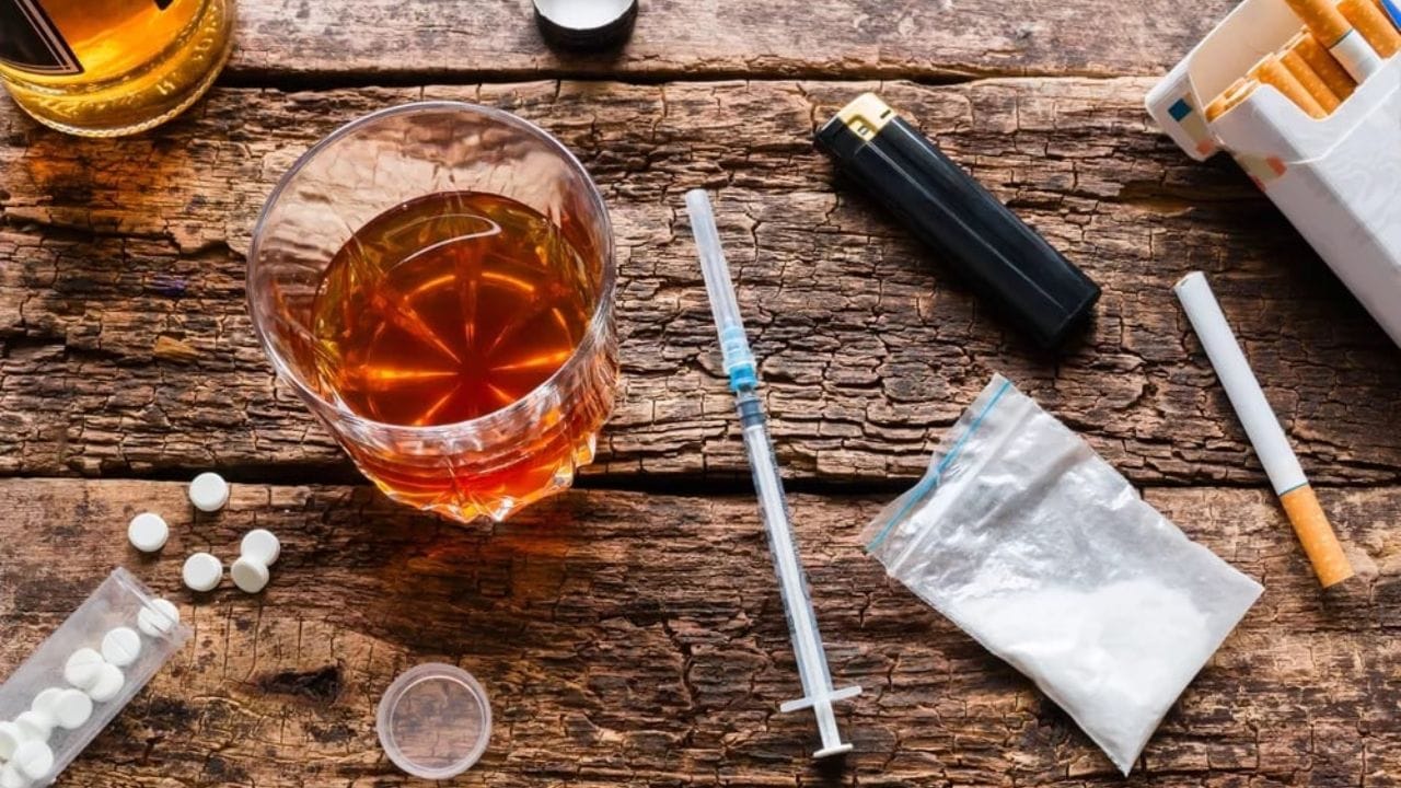 Self-defense skills અને awareness જરૂરી છે: દબાણ ઘણી વાર તે સમયે થાય છે જ્યારે વ્યક્તિ એકલો હોય. તેથી સેલ્ફ ડિફેન્સની બેઝિક નોલેજ, તાકીદે મદદ બોલાવી શકવાની સમજ અને તમારા હકની જાણકારી તમને સુરક્ષિત રાખે છે.
