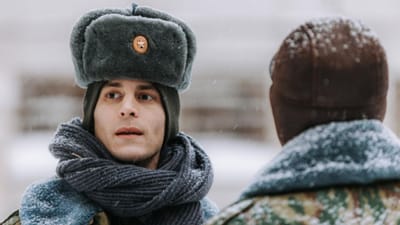 1. Autsors (આઉટસોર્સ - 2024-2025): રશિયાની આ સૌથી વધુ ચર્ચાયેલી થ્રિલર ડ્રામા સિરીઝ 1990ના દાયકાની પૃષ્ઠભૂમિ પર આધારિત છે, જ્યારે દેશમાં મૃત્યુદંડની સજા અમલમાં હતી. દુસાન ગ્લિગોરોવ (Dushan Gligorov) દ્વારા નિર્દેશિત આ સિરીઝમાં મુખ્ય કલાકાર ઇવાન યાન્કોવસ્કી (Ivan Yankovskiy), મિલા એર્શોવા (Mila Ershova) અને કરીના એલેક્ઝાન્ડ્રોવા (Karina Alexandrova) છે. આ વાર્તા કોસ્ત્યા નામના જેલના એક નવા કર્મચારીની આસપાસ ફરે છે કે, જે કેદીઓને માત્ર ફાંસી આપવાને બદલે બદલો લેવાની ઈચ્છા ધરાવતા પીડિતોના પરિવારોને ફાંસી આપવાનો અધિકાર વેચવાનું શરૂ કરે છે અને તેમાંથી નફો કમાય છે. કુલ 8 એપિસોડની આ એક સીઝન ન્યાય અને માનવીય સંવેદનાઓ (Human Emotions) પર ઘણા સવાલો ઊભા કરે છે, જેમાં ઇવાન યાન્કોવસ્કીએ દમદાર અભિનય કર્યો છે.