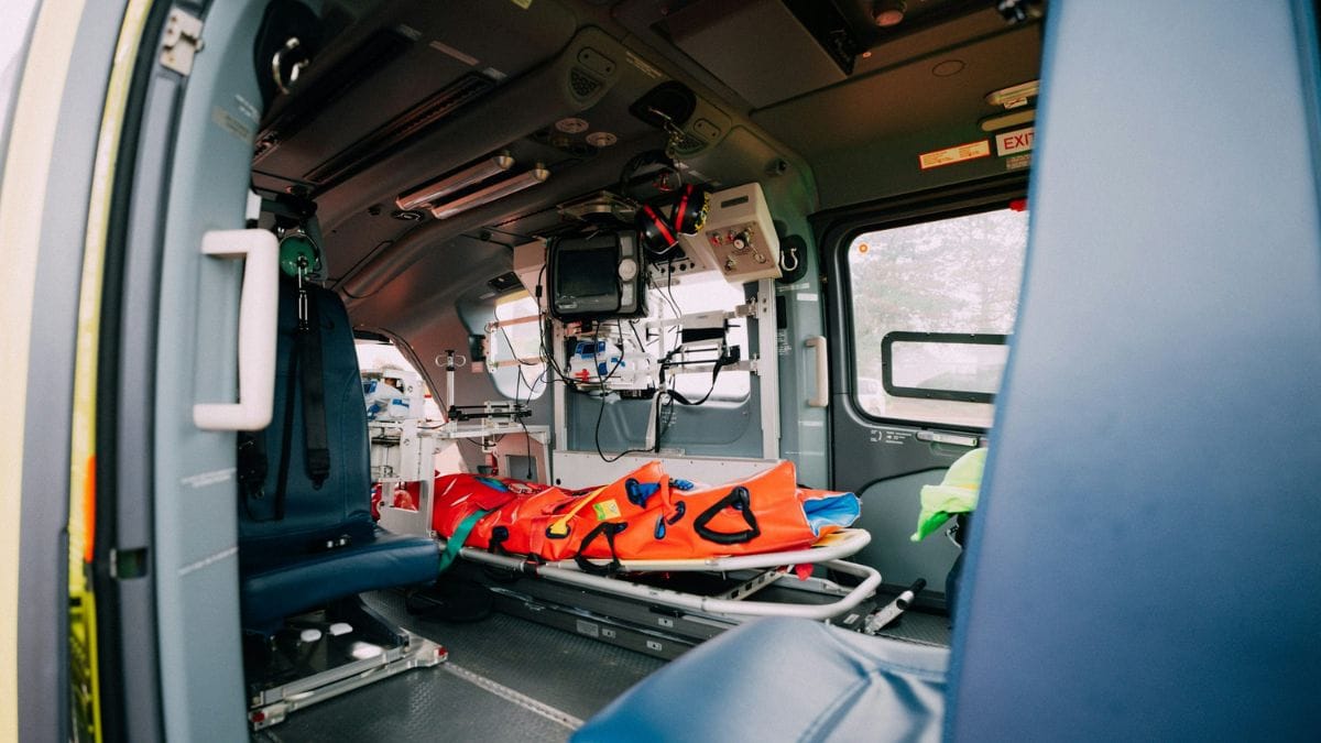 એર એમ્બ્યુલન્સ (Air Ambulance): આમાં જ્યારે દર્દીને ખૂબ દૂરથી અથવા ઝડપથી મોટી હોસ્પિટલમાં લઈ જવાની જરૂર હોય ત્યારે એર એમ્બ્યુલન્સનો ઉપયોગ કરવામાં આવે છે. આ હેલિકોપ્ટર અથવા નાના વિમાન દ્વારા દર્દીનું પરિવહન (ટ્રાન્સપોર્ટ) કરે છે. આ મોંઘી પરંતુ સૌથી ઝડપી સુવિધા છે. 