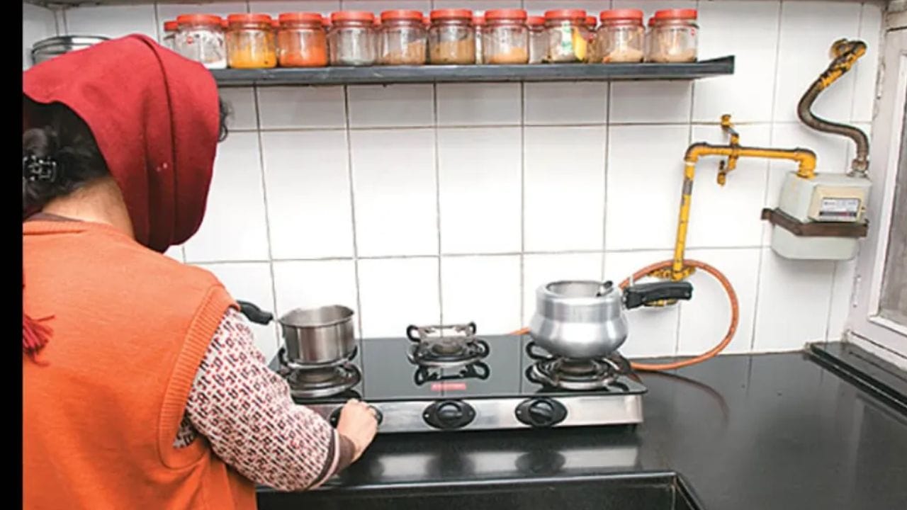 2. PNG ગેસ સસ્તો થયો: દિલ્હી-NCR ના રહેવાસીઓ માટે સારા સમાચાર છે. ઇન્દ્રપ્રસ્થ ગેસ લિમિટેડ (IGL) એ ઘરેલુ PNG ગેસના ભાવમાં પ્રતિ SCM 70 પૈસાનો ઘટાડો કર્યો છે. આનાથી માસિક ગેસ બિલમાં થોડી રાહત મળશે, ખાસ કરીને એવા પરિવારો માટે જે ફક્ત પાઇપ ગેસ પર આધાર રાખે છે.