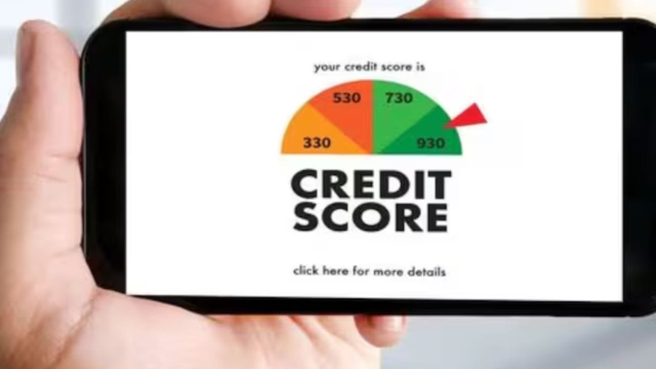 4. ક્રેડિટ સ્કોર સાપ્તાહિક અપડેટ થયો: આજથી, તમારો ક્રેડિટ સ્કોર દર 15 દિવસે નહીં, પણ સાપ્તાહિક અપડેટ થશે. આનો અર્થ એ છે કે સમયસર EMI ચૂકવવા અથવા પૂર્વ ચુકવણી કરવાના ફાયદા વહેલા પ્રતિબિંબિત થશે. તે જ સમયે, વિલંબ ઝડપથી નોંધપાત્ર નુકસાન તરફ દોરી જશે.