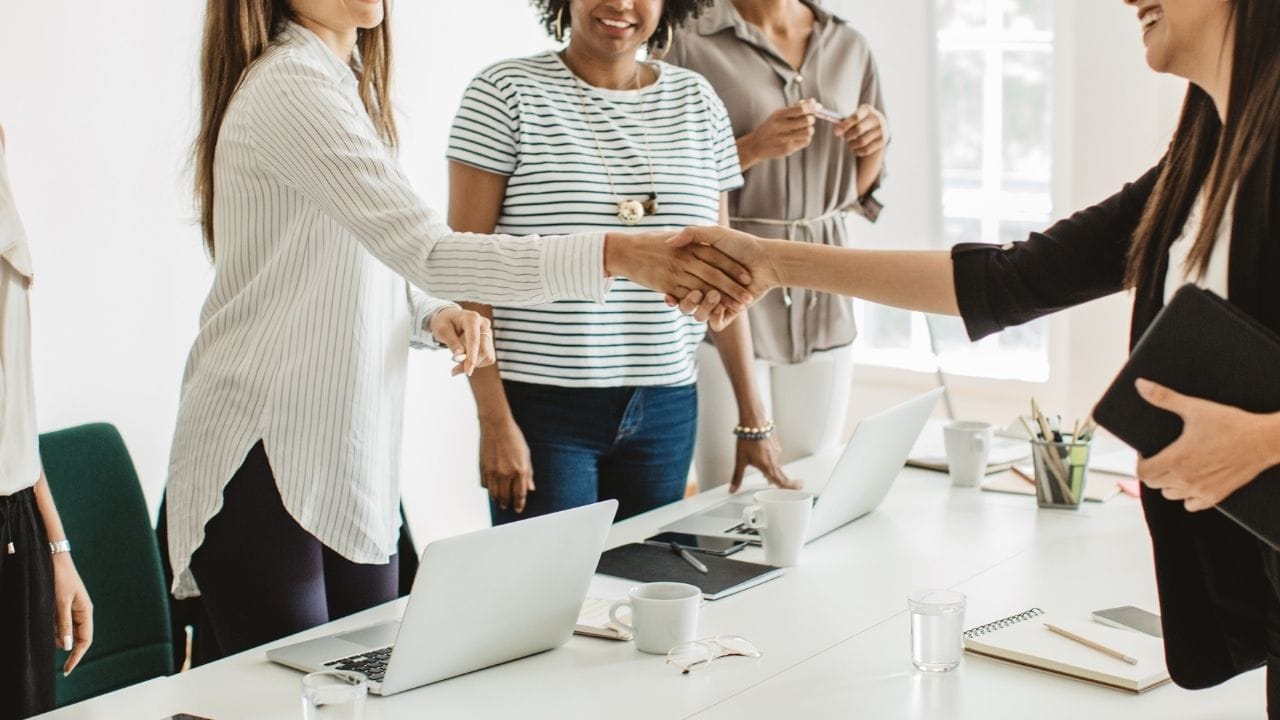 સ્થાપકોએ જણાવ્યું કે ભારતમાં કાર્યકારી વયની વસ્તી દર વર્ષે આશરે 1.2 કરોડ વધતી જાય છે. જો નવીન કાર્યબળને રોજગાર આપવો હોય અને તેના વસ્તી વિષયક લાભો મેળવવા હોય, તો દેશમાં દર વર્ષે 8થી 9 લાખ નોકરીઓનું સર્જન કરવું જરૂરી છે. વિશ્વની સૌથી ઝડપી વિકસતી અર્થવ્યવસ્થાઓમાં હોવા છતાં, ભારતનો રોજગાર વૃદ્ધિ દર ઉત્પાદન વિસ્તરણ કરતા પાછળ રહ્યો છે. ઓટોમેશન અને આર્ટિફિશિયલ ઇન્ટેલિજન્સ (AI) વ્યાવસાયિક પ્રથાઓમાં બદલાવ લાવી રહ્યા છે, જેના કારણે ઘણા ક્ષેત્રોમાં પ્રવેશની સ્થિતિ ઘટી રહી છે. આથી, આર્થિક વૃદ્ધિ રોજગારી સર્જન સાથે સંપૂર્ણ રીતે જોડાઈ નથી રહી, તે અંગે ચિંતા વ્યક્ત કરવામાં આવી છે.