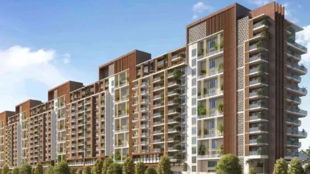 સરળ શબ્દોમાં સમજીએ તો, જો રહેવા માટે તૈયાર ઘર (Ready-to-move) ખરીદવામાં આવે, તો તેને કેપિટલ એસેટના વેચાણની તારીખથી બે વર્ષની અંદર ખરીદવું જરૂરી છે. ખાસ વાત એ છે કે, આ છૂટ ત્યારે પણ મળે છે, જ્યારે કેપિટલ એસેટ વેચાણ કરતાં એક વર્ષ પહેલાં ખરીદવામાં આવ્યું હોય. બીજી તરફ, જો કરદાતા તૈયાર ઘર ખરીદવાને બદલે તેને બનાવે છે અથવા અન્ડર-કન્સ્ટ્રક્શન પ્રોપર્ટી ખરીદે છે, તો તેને તે તૈયાર કરવા માટે ત્રણ વર્ષનો સમય મળે છે.