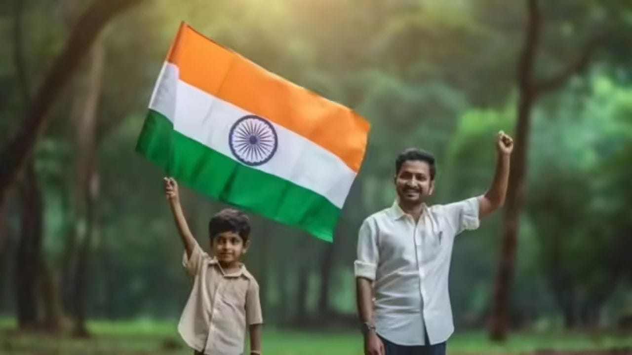 ધ્વજ ફરકાવવો અને ધ્વજ લહેરાવવો વચ્ચેનો તફાવત: ધ્વજ ફરકાવવાની પ્રક્રિયા 15 ઓગસ્ટ, સ્વતંત્રતા દિવસના રોજ થાય છે. 1947માં આ દિવસે, ભારતમાં બ્રિટીશ રાજનો ધ્વજ નીચે ઉતારવામાં આવ્યો હતો અને રાષ્ટ્રધ્વજ ફરકાવવામાં આવ્યો હતો. જ્યારે રાષ્ટ્રધ્વજ નીચેથી ધ્વજસ્તંભની ટોચ પર ફરકાવવામાં આવે છે, ત્યારે તેને ધ્વજ ફરકાવવો એવું કહેવામાં આવે છે.
