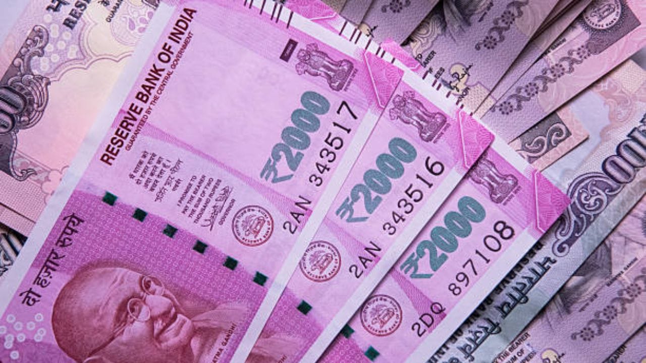 જોકે 2000 રૂપિયાની નોટો આગામી સૂચના સુધી કાયદેસર ટેન્ડર રહેશે, દેશની કોઈપણ નિયમિત બેંક શાખામાં તેમને બદલવાની ક્ષમતા 7 ઓક્ટોબર, 2023ના રોજ સમાપ્ત થઈ ગઈ છે. આનો અર્થ એ છે કે તમે હવે બેંકમાં જઈને તમારી 2000 રૂપિયાની નોટો બદલી શકતા નથી જેમ તમે ચલણમાં રહેલી અન્ય કોઈપણ ચલણી નોટો કરતા હતા. જો કે, બીજો વિકલ્પ છે તમે હજુ પણ તમારી 2000 રૂપિયાની નોટો બદલી શકો છો અથવા તેમને 19 નિયુક્ત RBI ઇશ્યૂ ઓફિસોમાંથી એકમાં જમા કરાવી શકો છો. RBI ની 19 ઇશ્યૂ ઓફિસો છે. તમે હજુ પણ તમારી 2000 રૂપિયાની નોટો બદલી શકો છો.