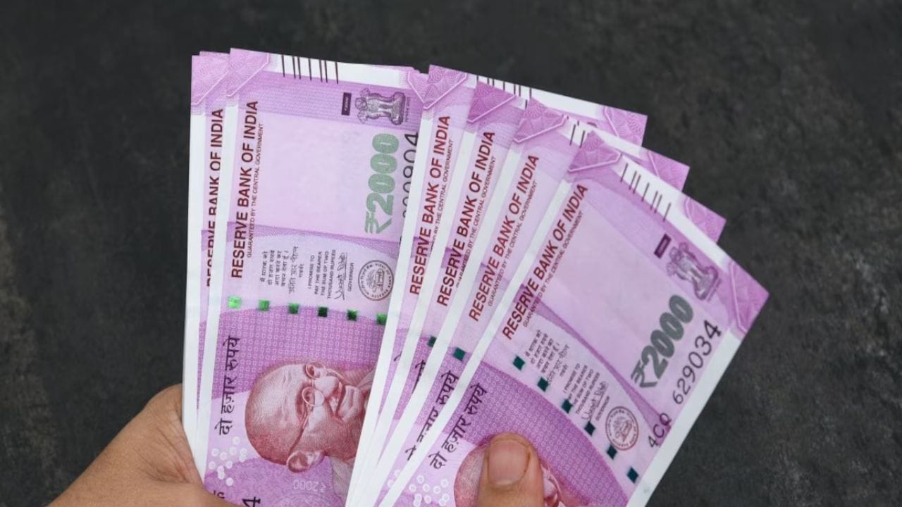 બેંકબજારના CEO અધિલ શેટ્ટી કહે છે, "₹2,000 ની નોટો સ્વીકારવી કાયદેસર છે, પરંતુ તે હંમેશા વ્યવહારુ ન પણ હોય. જો તમને આવી નોટ મળે, તો તેને શક્ય તેટલી વહેલી તકે તમારા બેંક ખાતામાં જમા કરાવો."