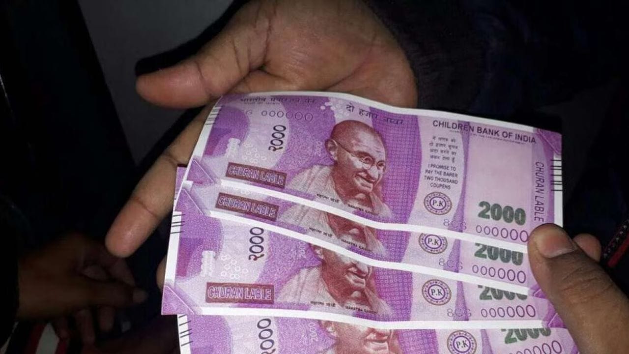 2000 રૂપિયાની નોટો 2026 સુધી કાયદેસર ટેન્ડર રહેશે. જોકે, તેમની વ્યવહારિક ઉપયોગિતામાં નોંધપાત્ર ઘટાડો થયો છે. RBI એ તેમને પહેલાથી જ ચલણમાંથી પાછી ખેંચી લીધી છે.