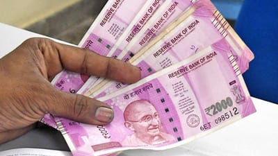 જો તમારી પાસે હજુ પણ 2,000 રૂપિયાની નોટો ઘરે છે, તો ગભરાવાની જરૂર નથી. રિઝર્વ બેંક ઓફ ઈન્ડિયા (RBI) એ વારંવાર સ્પષ્ટતા કરી છે કે 2,000 રૂપિયાની નોટ હજુ પણ કાયદેસર ટેન્ડર છે, ભલે તે એક્ટિવ સર્કુલેશન માંથી પાછી ખેંચી લેવામાં આવી હોય. મે 2023 માં, RBI એ તેની ચલણ વ્યવસ્થાપન કવાયતના ભાગ રૂપે 2,000 રૂપિયાની નોટ પાછી ખેંચવાની જાહેરાત કરી હતી. આ પગલું નાના મૂલ્યની નોટોમાં તરલતા સુધારવા માટે હતું. 