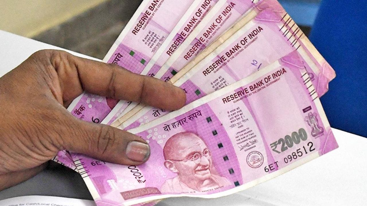 જો તમારી પાસે હજુ પણ 2,000 રૂપિયાની નોટો ઘરે છે, તો ગભરાવાની જરૂર નથી. રિઝર્વ બેંક ઓફ ઈન્ડિયા (RBI) એ વારંવાર સ્પષ્ટતા કરી છે કે 2,000 રૂપિયાની નોટ હજુ પણ કાયદેસર ટેન્ડર છે, ભલે તે એક્ટિવ સર્કુલેશન માંથી પાછી ખેંચી લેવામાં આવી હોય. મે 2023 માં, RBI એ તેની ચલણ વ્યવસ્થાપન કવાયતના ભાગ રૂપે 2,000 રૂપિયાની નોટ પાછી ખેંચવાની જાહેરાત કરી હતી. આ પગલું નાના મૂલ્યની નોટોમાં તરલતા સુધારવા માટે હતું.