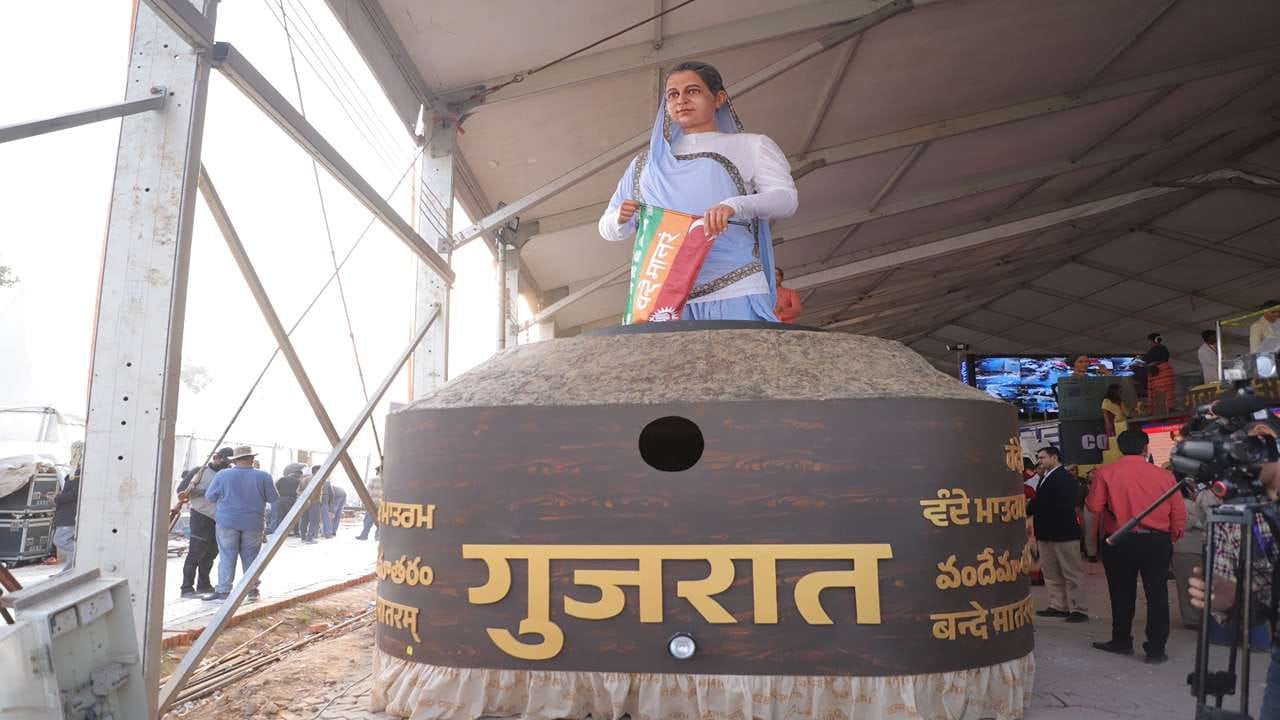 આ ટેબ્લોના અગ્રભાગમાં વીરાંગના મેડમ ભિખાઈજી કામાને સ્વરચિત 'વંદે માતરમ' લિખિત ધ્વજ સાથે દર્શાવવામાં આવ્યા છે. જે તેમણે સૌ પ્રથમ વખત વિદેશીભૂમિ પર વર્ષ 1907માં પેરિસમાં લહેરાવ્યો હતો. આ ધ્વજ જર્મનીના બર્લિનના સ્ટુટગાર્ટની 'ઇન્ડિયન સોશિયાલિસ્ટ કોન્ફરન્સ'મા પણ રજુ કરવામાં આવ્યો હતો. મેડમ કામાની આ ધ્વજ લહેરાવતી અર્ધ-પ્રતિમાની નીચે દેશના બંધારણમાં સ્વીકૃત વિવિધ ભારતીય ભાષામાં 'વંદે માતરમ'નો ઉલ્લેખ કરવામાં આવ્યો છે.