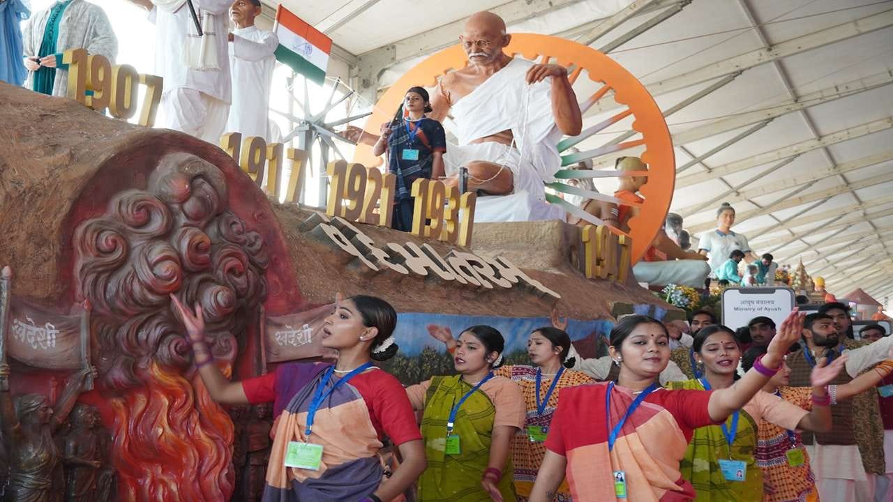 વર્ષ 1917મા હોમરુલ ચળવળના ભાગરૂપે એની બેસન્ટ અને બાળગંગાધર તિલક દ્વારા એક નવતર ધ્વજ ફરકાવવામાં આવ્યો, જયારે વર્ષ 1921મા વિજયવાડામાં યુવા ક્રાંતિવીર પીંગળી વેંકૈયાએ એક નવી ડિઝાઈનનો ધ્વજ બનાવ્યો અને ગાંધીજી સમક્ષ રજુ કર્યો. 