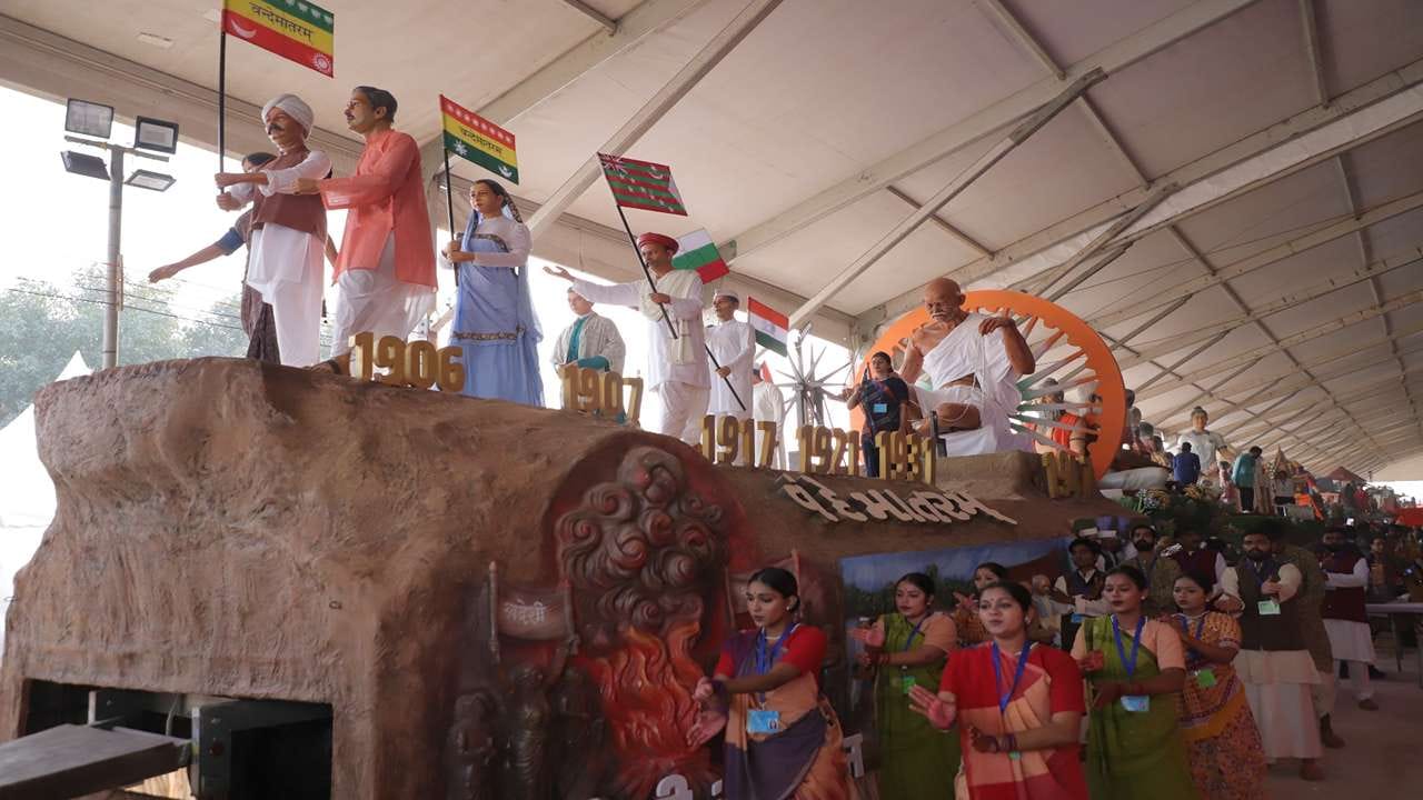 'ચરખા'ના માધ્યમથી સ્વદેશીના પ્રયોગ મારફતે સ્વતંત્રતાની હાકલ કરનારા મહાત્મા ગાંધીના શિલ્પને ટેબ્લોના અંતિમ ચરણમાં વિશાળ ધર્મચક્ર સાથે દર્શાવવામાં આવ્યું છે. સ્વદેશી-આત્મનિર્ભરતા અને સ્વતંત્રતાના આ સશક્ત મૂલ્યોનું વડાપ્રધાન નરેન્દ્રભાઈ મોદી હાલ સતત સંવર્ધિત કરવાનું સ્તુત્ય કાર્ય કરી રહયા છે. સ્વાધીનતાની લડાઈ માટે ખપી જનારા વીર સપૂતોને યાદ કરીને રાષ્ટ્રીય ચેતના જગાવતા ‘રાષ્ટ્રીય શાયર’નું બિરુદ પામેલા ગુજરાતી રચનાકાર ઝવેરચંદ મેઘાણી રચિત 'કસુંબીનો રંગ'ના તાલે જુસ્સો વધારતા કલાકારો ટેબ્લોને જોમવંતો બનાવી રહ્યા છે.