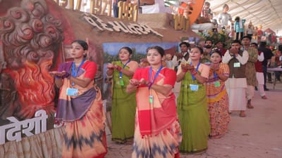 ગુજરાતના નવસારીમાં જન્મેલા તથા ગુર્જરભૂમિના તેમના નામાંકિત ક્રાંતિવીર સાથીઓ શ્યામજી કૃષ્ણવર્મા અને સરદારસિંહ રાણાની સાથે વિદેશની ભૂમિ પરથી ક્રાંતિ જ્યોત જગાવનારા મેડમ ભિખાઈજી કામાએ  તૈયાર કરેલા 'વંદે માતરમ' લખેલ ધ્વજની યશોગાથાનું વર્ણન, 'ચરખા'ના માધ્યમથી સ્વદેશીનો મંત્ર આપનારા મહાત્મા ગાંધીની સ્મૃતિ સાથે પ્રવર્તમાન 'આત્મનિર્ભર ભારત' અભિયાનનો સુભગ સમન્વય આ ટેબ્લોની અનોખી ભાત ઉભી કરે છે.  