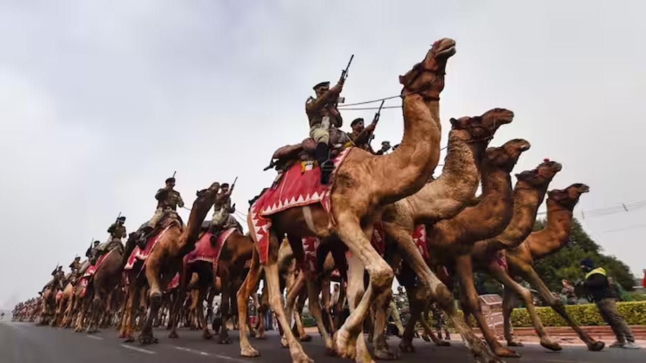 ભારત દર વર્ષે 26 જાન્યુઆરીએ પ્રજાસત્તાક દિવસ ઉજવે છે, જે બંધારણ અમલમાં આવ્યું તે દિવસને ચિહ્નિત કરે છે. ભારત 2026માં તેનો 77મો પ્રજાસત્તાક દિવસ ઉજવશે. આ પ્રસંગે રાષ્ટ્રપતિ રાષ્ટ્રને સંબોધિત કરે છે અને રાજધાની દિલ્હીમાં પરેડ, ભારતની લશ્કરી શક્તિ, શિસ્ત અને સાંસ્કૃતિક વિવિધતાનું વિશ્વ સમક્ષ પ્રદર્શન કરે છે.