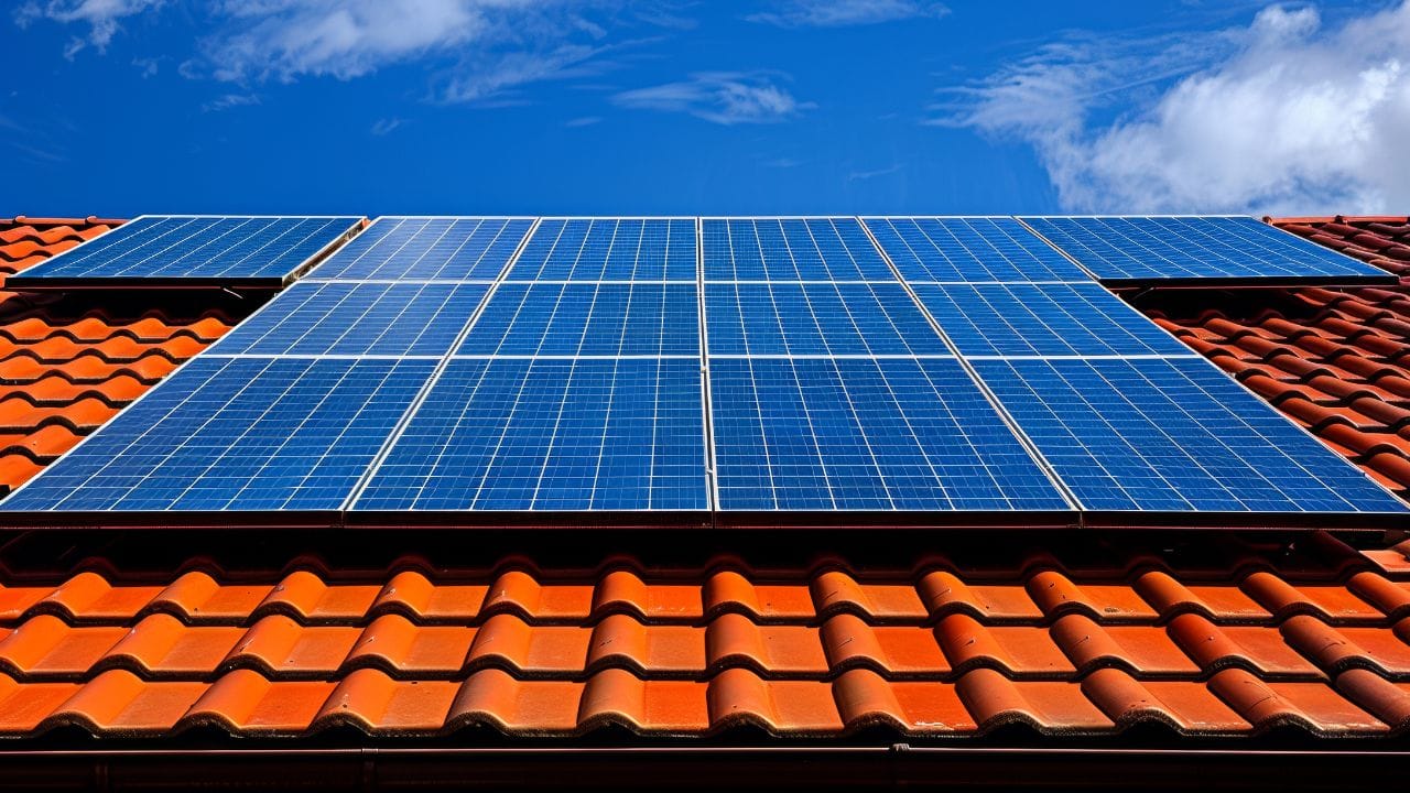 ભારત સરકારની PM સૂર્ય ઘર યોજના હેઠળ 2kW સોલાર સિસ્ટમ પર 60% સુધીની કેન્દ્રીય સબસિડી મળે છે. આ સબસિડી DBT (Direct Benefit Transfer) દ્વારા સીધી તમારા બેંક ખાતામાં ટ્રાન્સફર કરવામાં આવે છે અને સામાન્ય રીતે 30 દિવસની અંદર જમા થઈ જાય છે.