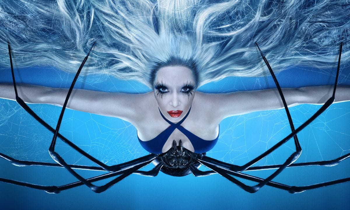 4. American Horror Story (2011–Present)  American Horror Story એક એન્થોલોજી હોરર સિરીઝ છે, જેમાં દરેક સીઝનમાં નવી સ્ટોરી, નવા પાત્રો અને અલગ હોરર થીમ જોવા મળે છે. જેમ કે ભૂતિયા મેન્ટલ હૉસ્પિટલ, વિચેસ, કલ્ટ, વેમ્પાયર્સ વગેરે. તેની બોલ્ડ સ્ટોરી, ગ્રાફિક સીન સિનેમેટોગ્રાફી અને અનપ્રેડિક્ટેબલ પ્લોટને કારણે આ સિરીઝ હોરર પ્રેમીઓમાં ખૂબ જ લોકપ્રિય છે. એકપણ OTT Platform પર ફ્રી માં ઉપલબ્ધ નથી. પેઈડમાં Disney+ Hotstar, Amazon Prime Video (Some Regions) પર જોઈ શકશો. 