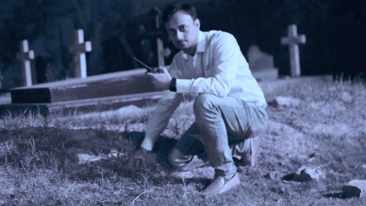 ભારતીય પેરાનોર્મલ ઈન્વેસ્ટીગેટર ગૌરવ તિવારી, ભૂત-પ્રેત અને આત્મા સાથે વાતો કરી લોકોની દ્વીધા, તેમની સમસ્યાઓ દૂર કરતા હતા. પરંતુ આવા જ એક આત્મા સાથે સંવાદ સાધવાના કેસ દરમિયાન ગૌરવ તિવારીનું રહસ્યમય સંજોગોમાં મૃત્યુ થયુ હતુ. જે આજે પણ એક મિસ્ટ્રી જ છે. માત્ર 32 વર્ષના ગૌરવ તિવારી દિલ્હીના દ્વારકા સ્થિત તેમના નિવાસસ્થાને રહસ્યમય સંજોગોમાં મૃત મળી આવ્યા હતા. પોલીસ તેને ગૂંગળામણનો કેસ કહી રહી છે, જો કે હજુ સુધી એ સાબિત થઈ શકયુ નથી કે તે આત્મહત્યા હતી. ભારતીય પેરાનોર્મલ સોસાયટીના સ્થાપક અને CEO તેમના બાથરૂમના ફ્લોર પર ગળા પર પાતળી કાળી દોરી સાથે પડેલા મળી આવ્યા હતા.