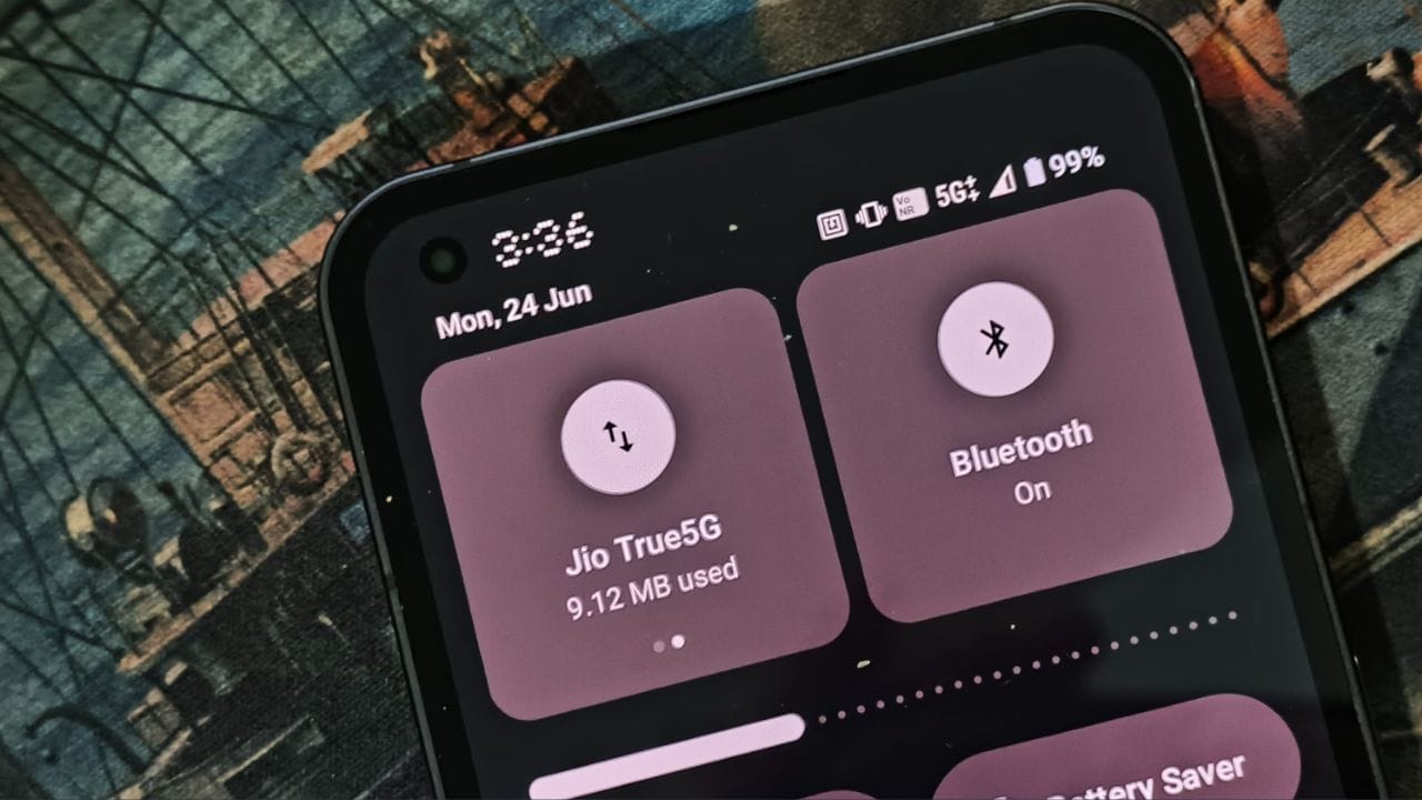 આપણે ઘણીવાર આ માટે આપણી સિમ કાર્ડ કંપનીને દોષી ઠેરવીએ છીએ, પરંતુ તે હંમેશા તેમની ભૂલ નથી. ક્યારેક તમારા ફોનમાં એક નાની સેટિંગ અથવા સિમ કાર્ડ પરની ધૂળ કારણ બની શકે છે. ચાલો તમારા ફોનના નેટવર્કને મજબૂત બનાવવાની પાંચ રીતો શોધીએ.