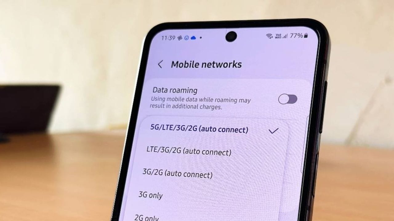 ૩. ઓટો મોડ છોડી દો અને યોગ્ય નેટવર્ક પસંદ કરો: આજકાલ, આપણે બધાએ આપણા ફોન 5G અથવા ઓટો મોડ પર સેટ કર્યા છે. પરંતુ સત્ય એ છે કે, 5G કવરેજ હજુ પણ ઘણા વિસ્તારોમાં નબળું છે. આના કારણે ફોન સતત સિગ્નલ સ્વિચ કરવાનો પ્રયાસ કરતી વખતે નેટવર્ક કનેક્ટિવિટી ગુમાવી શકે છે. જો તમારા વિસ્તારમાં 5G કવરેજ નબળું હોય, તો સેટિંગ્સમાં નેટવર્ક મોડને મેન્યુઅલી 4G પર સેટ કરો. આ તમારા કોલ અને ઇન્ટરનેટ ગુણવત્તાને નોંધપાત્ર રીતે સ્થિર કરશે.