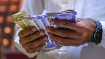 નવું વર્ષ દરેક માટે સુખદ રહેવાની ધારણા છે, પરંતુ નવા વર્ષની શરૂઆત કેન્દ્રીય કર્મચારીઓ માટે ખાસ રહેવાની છે. ભારત સરકારે 8મા પગાર પંચની ભલામણો સ્વીકારી લીધી છે. ગણતરીઓ નવા વર્ષની 1 જાન્યુઆરીથી શરૂ થશે. નિષ્ણાતો માને છે કે 8મા પગાર પંચનો ફિટમેન્ટ ફેક્ટર 2.4 થી 3 ટકાની વચ્ચે રહેશે. 