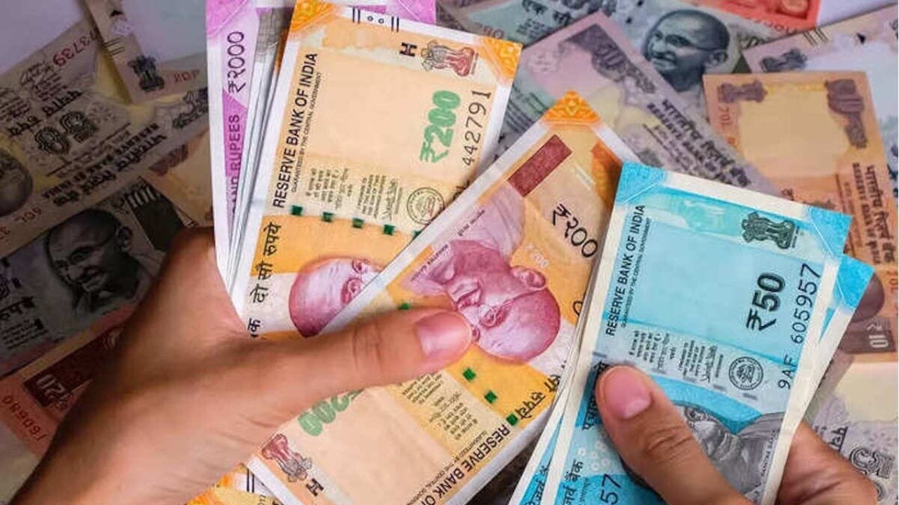 એવું કહેવામાં આવી રહ્યું છે કે વધેલો પગાર 2028 થી આપવામાં આવશે, એટલે કે પગાર પંચ 2028 માં લાગુ કરવામાં આવશે. આ પહેલા પણ બન્યું છે. 7મું પગાર પંચ જાન્યુઆરી 2016 માં લાગુ કરવામાં આવ્યું હતું, પરંતુ કેન્દ્ર સરકારે જૂન 2016 માં તેને મંજૂરી આપી હતી. આ મંજૂરી પછી બાકી રકમ ચૂકવવામાં આવી હતી.