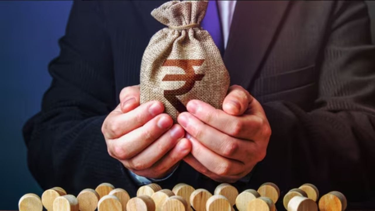 પગાર, ભથ્થાં અને પેન્શનની સમીક્ષા હવે ઔપચારિક રીતે શરૂ થઈ ગઈ છે. 8મા પગાર પંચની ગણતરી 1 જાન્યુઆરી, 2025 થી થઈ રહી હોવા છતાં, કેન્દ્રીય કર્મચારીઓને વધેલો પગાર મેળવવા માટે થોડી રાહ જોવી પડી શકે છે.