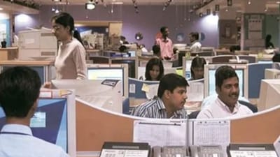 8મા પગાર પંચના અમલ પહેલા જ કેટલાક કેન્દ્ર સરકારના કર્મચારીઓ અને પેન્શનરો માટે સારા સમાચાર આવ્યા છે. કેન્દ્ર સરકારે જાહેર ક્ષેત્રની સામાન્ય વીમા કંપનીઓ (PSGICs), નાબાર્ડ અને ભારતીય રિઝર્વ બેંક (RBI) ના કર્મચારીઓ અને પેન્શનરો માટે પગાર અને પેન્શન વધારો મંજૂર કર્યો છે. નાણા મંત્રાલયનો આ નિર્ણય કર્મચારીઓનું મનોબળ વધારવા અને નાણાકીય ક્ષેત્રમાં પેન્શનરો માટે સામાજિક સુરક્ષાને મજબૂત બનાવવાનો છે.